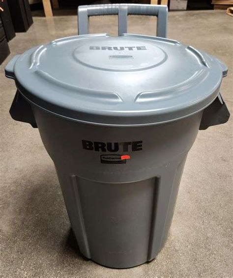 Rubbermaid Commercial Products Brute 32 Gal Grey Round Vented Wheeled