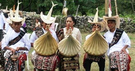 Baju Adat Nusa Tenggara Timur Ntt Beserta Gambar Dan Penjelasannya