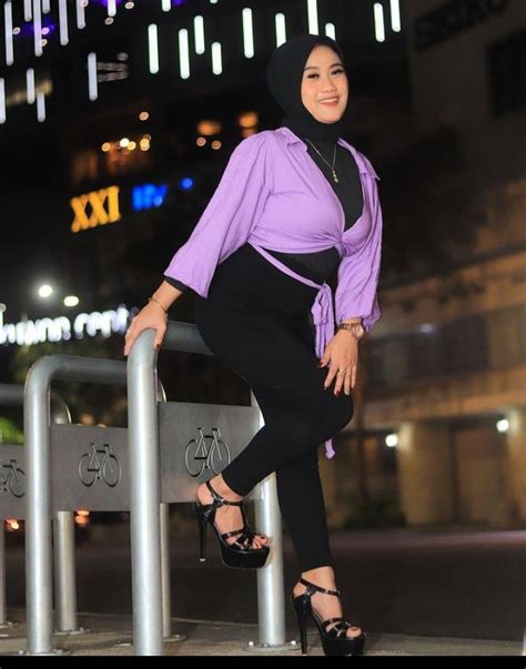 Pin Oleh Jim Dawson Di Pleaser Heels Gaya Hijab Wanita Bergaya Mode