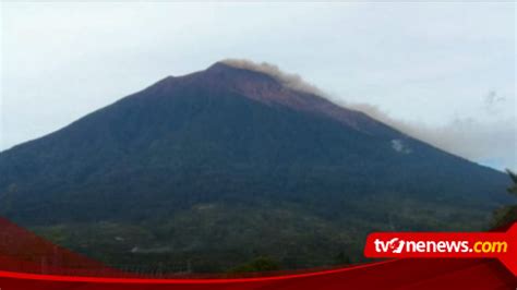 Gunung Kerinci Erupsi Dengan Semburan Abu Capai Meter