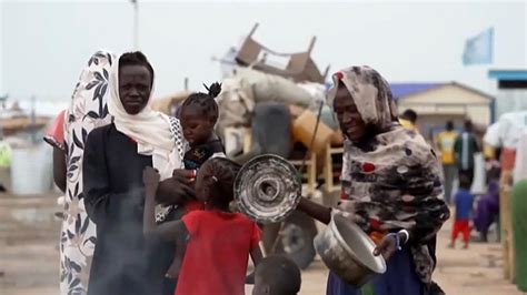 ملايين السودانيين يواجهون شبح المجاعة ويحملون أكفانهم على الرؤوس