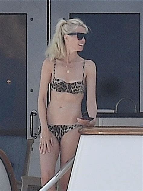 Claudia Schiffer deslumbró con un bikini de leopardo a los 47 años Infobae