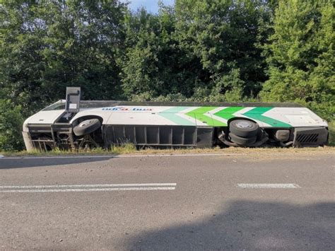 Wypadek autokaru w Ścinawce Górnej Wycieczka jechała do Zamku Książ w