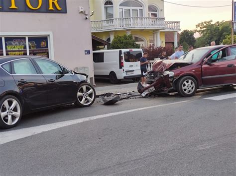 Upravo Te Ak Sudar Dvije Opel Astre Jedna Osoba Prevezena U Bolnicu