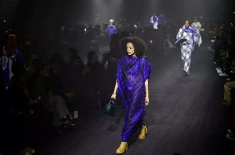 London Fashion Week 2023 Burberrys Hot Water Bags Rule The Runway As Daniel Lee Makes His Big