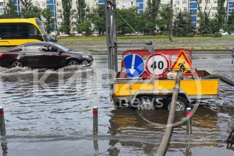 В деяких районах Києва машини поплили через сильну зливу відео — УНІАН