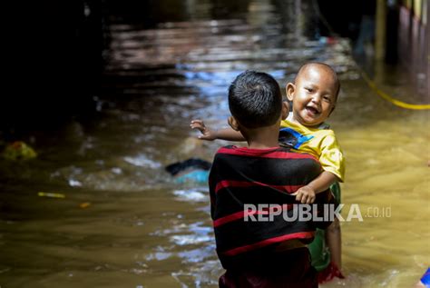 Kali Ciliwung Meluap Kawasan Kebon Pala Terendam Banjir Republika Online