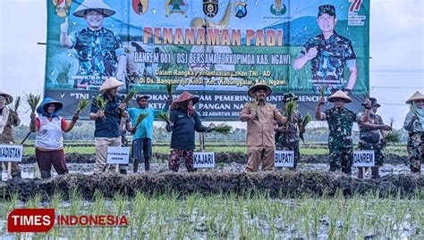 Dukung Ketahanan Pangan Danrem 081 Dhirotsaha Jaya Tanam Padi Di Ngawi