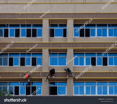 1 Painting High Rise Building Exterior Men Rappelling Images Stock