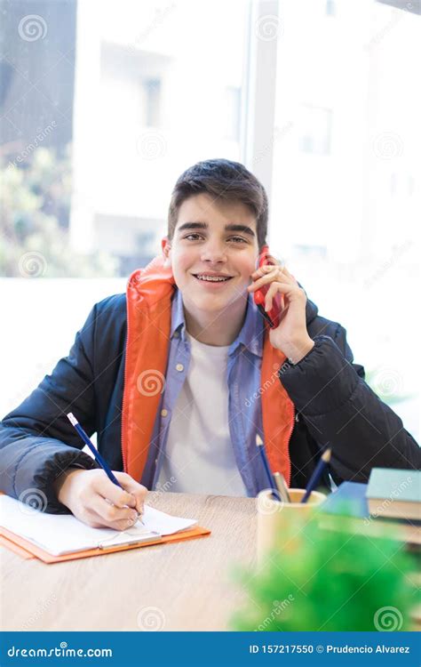 Adolescente Ou Estudante Telefone Celular Foto De Stock Imagem De