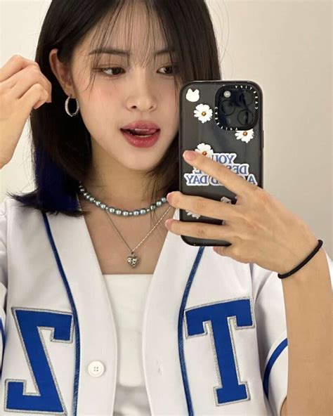 Itzy Ryujin Who Takes Selfies With The Iphone Camera Without Using