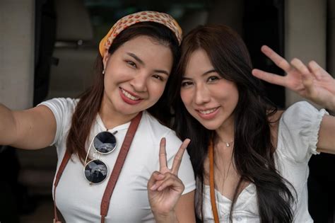 Deux Jolies Femmes Asiatiques Profitent De Leur Road Trip En Prenant