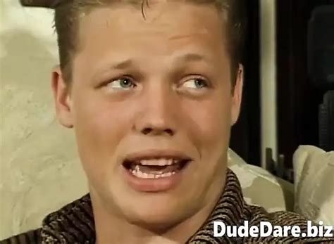 Une blonde coquine défonce le trou du cul de son copain avec un gode après un entretien xHamster