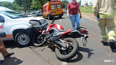 Motociclista é socorrido pelo Siate após colisão na Av Paraná