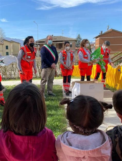 Imprenditore Regala Ai Bambini Degli Asili Uova Di Pasqua Della