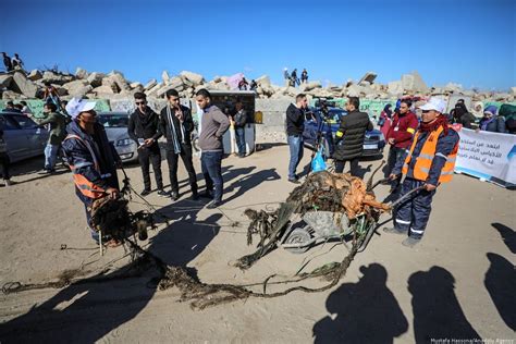 Gaza youth highlight growing pollution crisis in harbour clean-up – Middle East Monitor