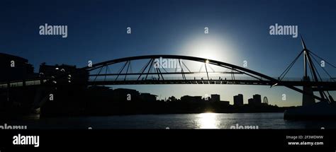 The Goodwill Pedestrian Bridge Over The Brisbane River Stock Photo Alamy