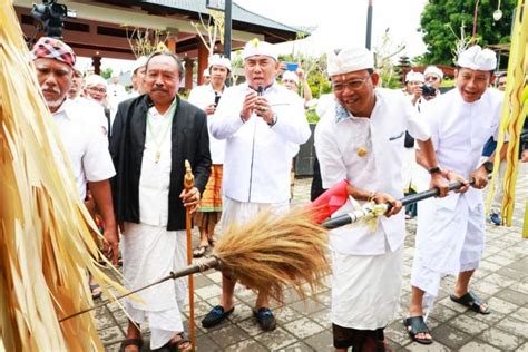 Gubernur Koster Pelaspas Fasilitas Kawasan Suci Pura Besakih Dipuput