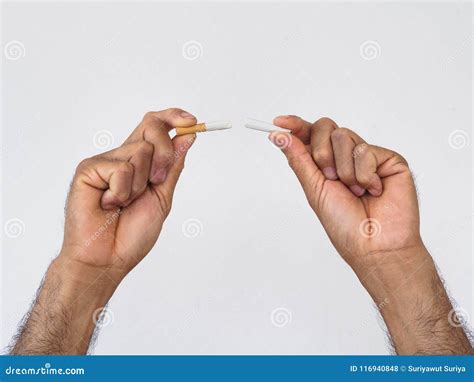 Mano Masculina Que Machaca El Cigarrillo En El Fondo Blanco Concepto