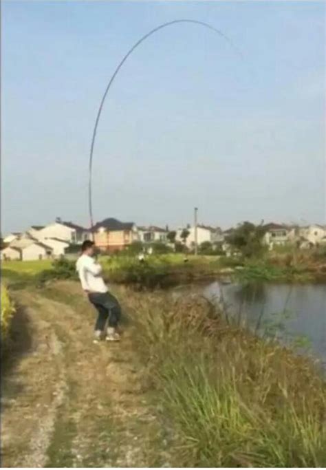 別人釣魚是穩坐釣魚台，這兄弟的釣魚姿勢怎麼是動態的？ 每日頭條