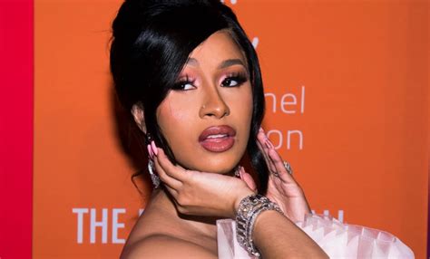 Cardi B Disiram Air Oleh Penonton Nakal Saat Konser Balas Dengan