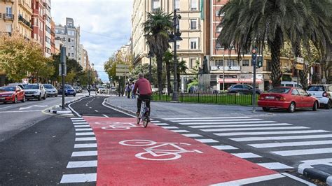 València pone en funcionamiento el carril bici de plaza de España hacia