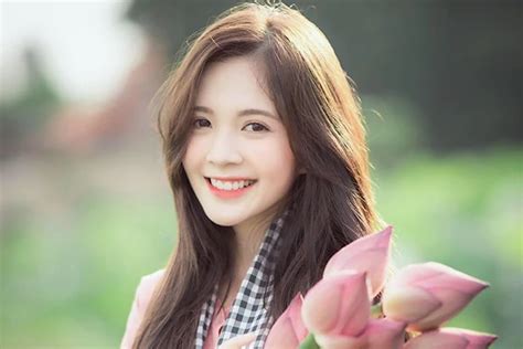 Khoe ảnh ở hồ sen hot girl Hà thành nổi như cồn trên MXH Báo Tri thức và Cuộc sống TIN TỨC