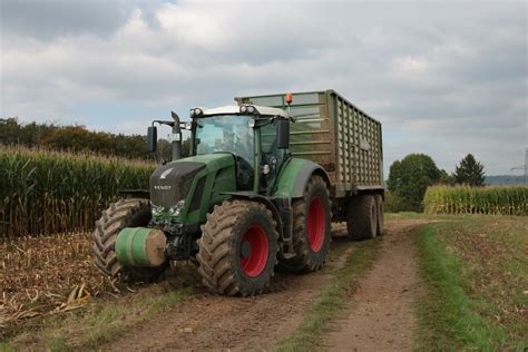 Fendt Vario Mit Bergmann H Ckselwagen Am Bei Der Maisernte