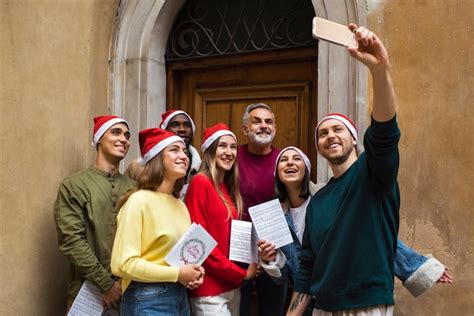 Gente Sonriente De Tiro Medio Tomando Selfie Foto Gratis