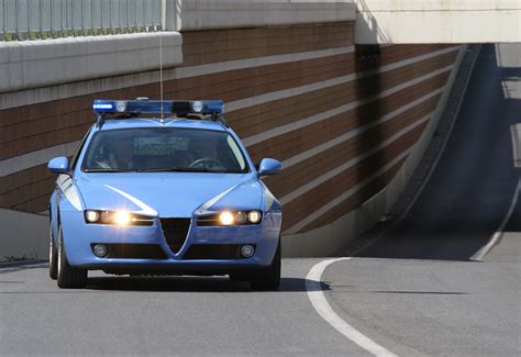 Forza Un Posto Di Blocco Fugge In Tangenziale Provoca Un Incidente E