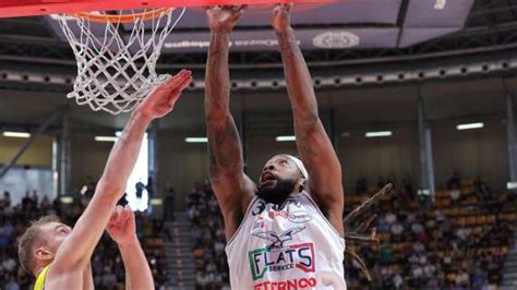 A La Fortitudo Bologna Torna A Sorridere Battuta Torino Al Paladozza