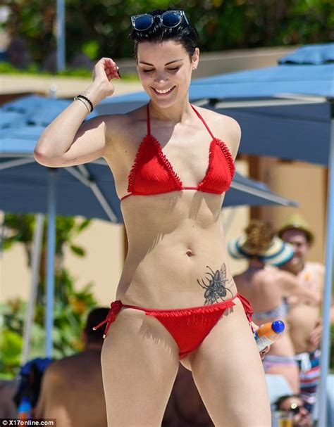 Blindspot S Jaimie Alexander Flaunts Toned Figure In Tiny Bikinis