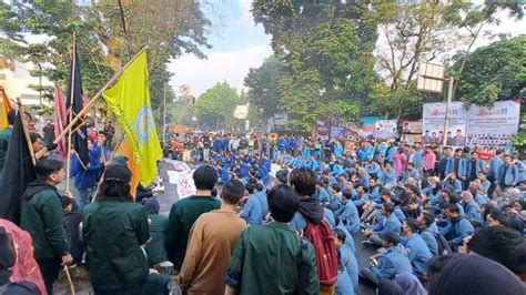 Mahasiswa Dan Mahasiwa Ricuh Saat Demo Bbm Di Bandung Ada Oknum Yang