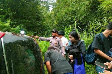 Diduga Sopir Mengantuk Toyota Kijang Innova Terjun Bebas Ke Jurang