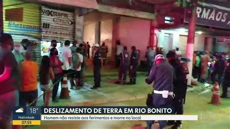 Pedreiro Morre Soterrado Ap S Deslizamento De Terra Em Obra Em Rio