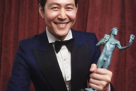 Lee Jung Jae Catat Sejarah Sebagai Aktor Asia Pertama Raih Trofi Sag