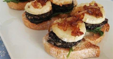 Tostas De Morcilla Y Queso De Cabra Con Cebolla Caramelizada Receta De