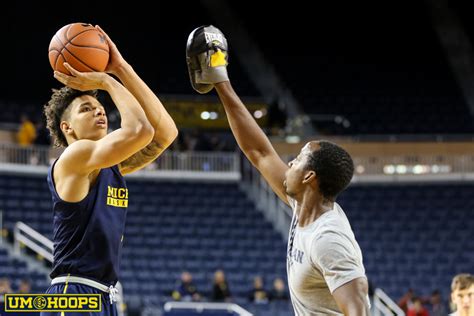 D.J. Wilson makes impact off the bench in season opener | UM Hoops.com