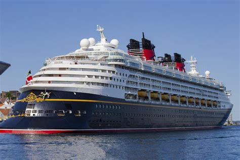 Grande Maravilha Luxuosa De Disney Do Navio De Cruzeiros No Mar Em