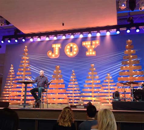 25 Ideas Of How To Make A Wood Pallet Christmas Tree