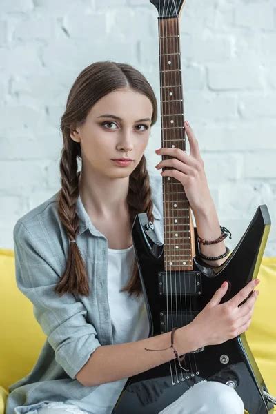 Adolescente Chica Sentada Sofá Con Guitarra Eléctrica Altavoz Foto de