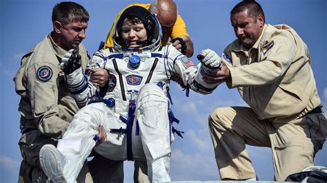 Trois astronautes reviennent sur Terre après une mission à bord de la