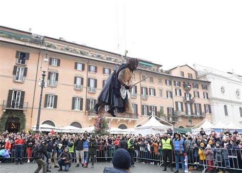 Roma Piazza Navona Tutto Pronto Per L Arrivo Della Befana