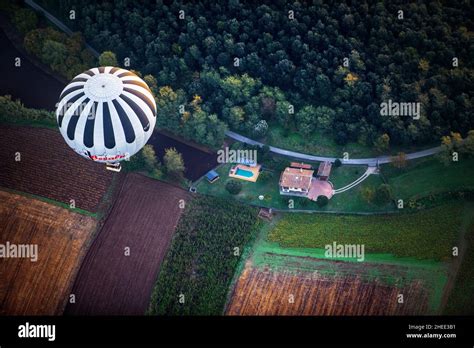 Globo aerostático volando La Fageda d en Jordà y la zona volcánica de