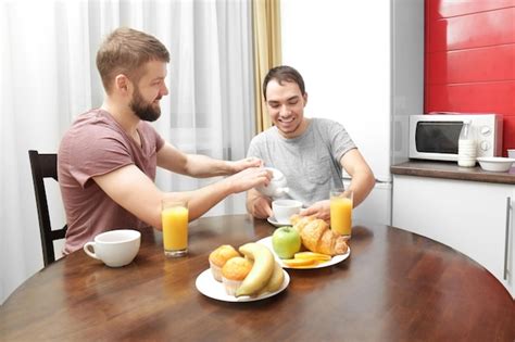 Feliz Pareja Gay Desayunando En La Cocina Foto Premium