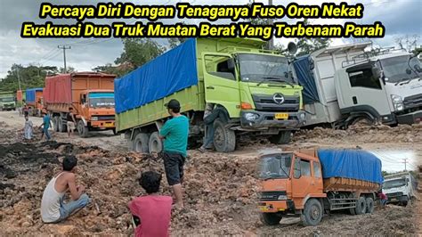 Percaya Diri Dengan Tenaganya Fuso Oren Nekat Evakuasi Dua Truk Muatan