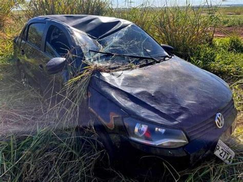 Motorista Perde Controle Da Dire O E Capota Ve Culo Em Rodovia