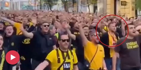 BVB Hier Marschiert Weltmeister Grosskreutz Mit Den Dortmund Fans