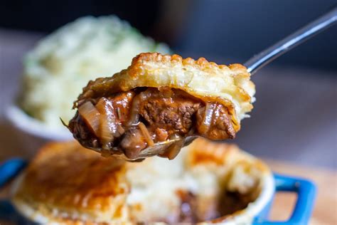 Slow Cooker Steak Pie - Slow Cooker Club