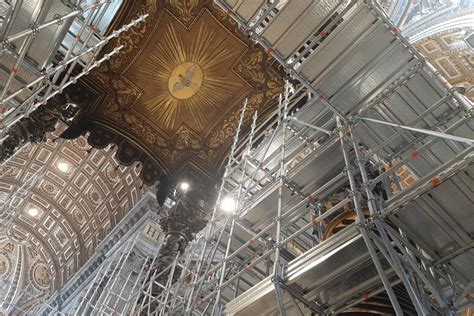 Ponteggi In Vaticano Per Il Baldacchino Del Bernini Come Un Palazzo Di